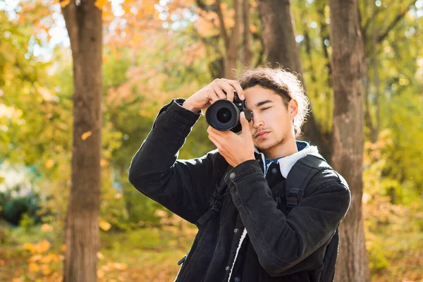 Amateur Photographer Dark Hair Black Coat Shooting Park Autumn Young —  Fotos de Stock