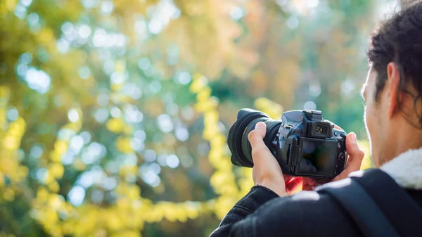 Крупный План Профессионального Фотографа Фотографирующего Лесу Мужчина Фотографирует Парке Яркий — стоковое фото