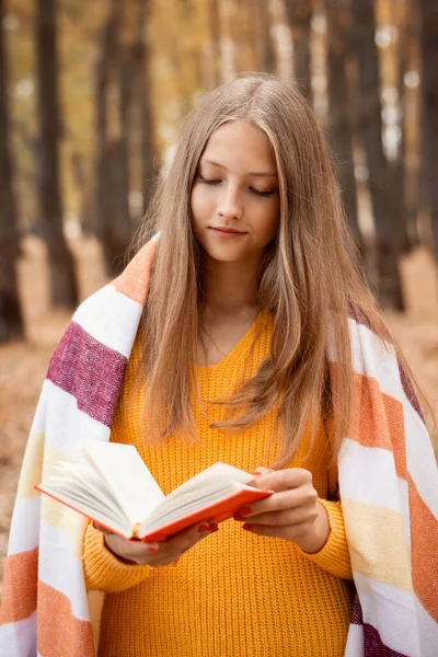 Портрет Красивої Дівчини Яка Читає Книгу Прогулюючись Барвистому Осінньому Парку — стокове фото