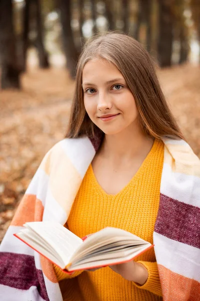 Charming Young Girl Book Autumn Forest Concept Reading Autumn Atmosphere — Fotografia de Stock