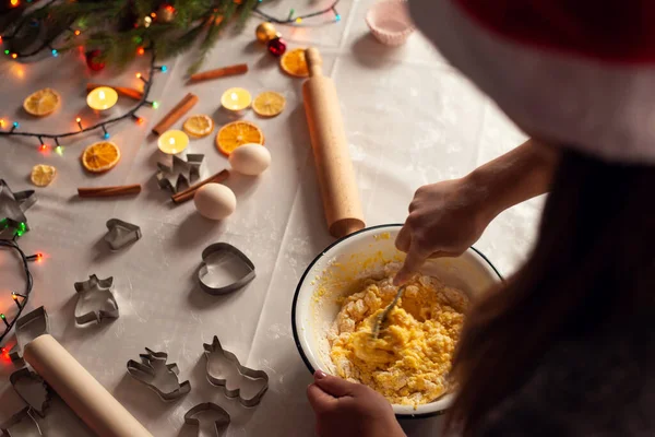 Visão Traseira Uma Menina Chapéu Papai Noel Fazendo Massa Uma — Fotografia de Stock