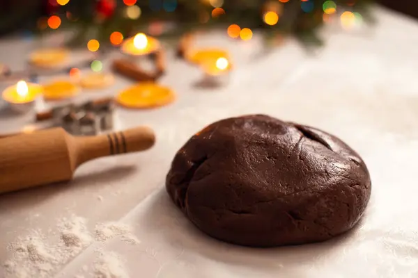 Massa Biscoitos Escuros Mesa Brilhante Perto Rolo Com Alguma Decoração — Fotografia de Stock
