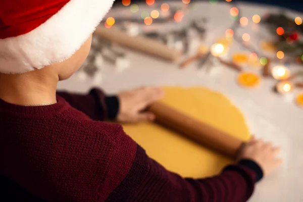 어머니를 소년의 핀으로 반죽을 만들고 쿠키나 크리스마스 만드는 — 스톡 사진