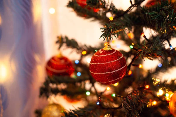 Großaufnahme Eines Geschmückten Weihnachtsbaums Der Neben Dem Fenster Steht Und — Stockfoto