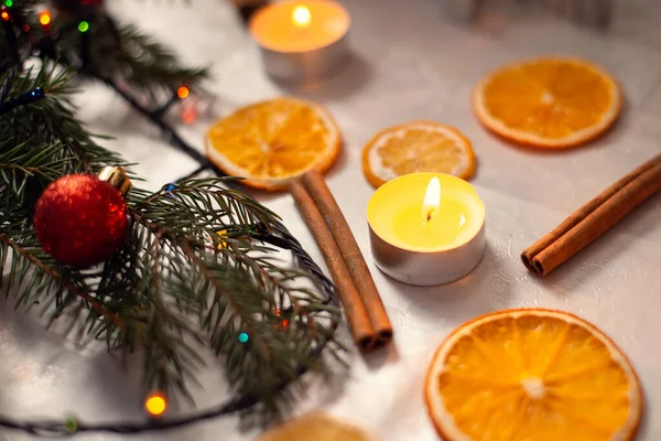 Christmas Tree Dried Orange Lemon Cinnamon Sticks Candles Table White — Foto Stock