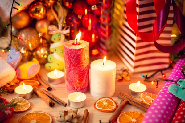 Burning Candles Focus Table Christmas Decor Bright Lights Various Baubles — Foto Stock