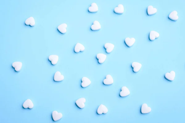 Comprimido Doce Branco Pequeno Forma Coração Fundo Azul Claro Tratamento — Fotografia de Stock
