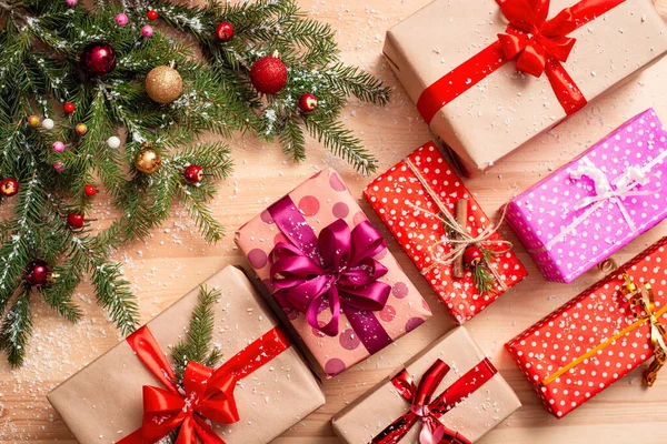 크리스마스 선물들은 빨간색 보라색 양피지로 종이에 위인으로 장식됐다 마지막시드라 있었더라 — 스톡 사진