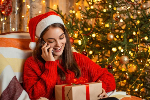 Smiling Cute Girl Talking Phone Holding Gift Box Her Hands — Stock fotografie