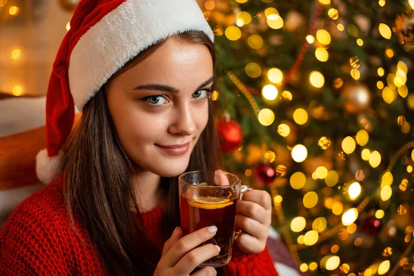 Beautiful Cheerful Girl Christmas Hat Holding Cup Tea Lemon Slice — Stock fotografie
