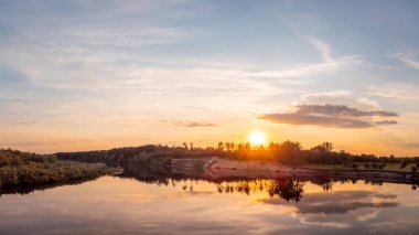 Akşamları batan güneşin ışığında nehrin geniş bir fotoğrafı. Nehrin güzel manzarası