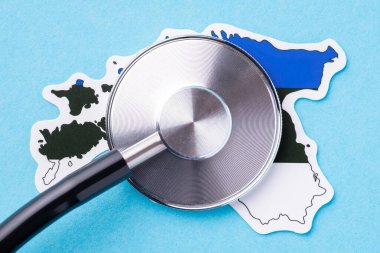 Estonya haritasında steteskopun başı. Ülkenin sağlık sistemi kavramı, vatandaşların sağlık durumlarının kontrol edilmesi