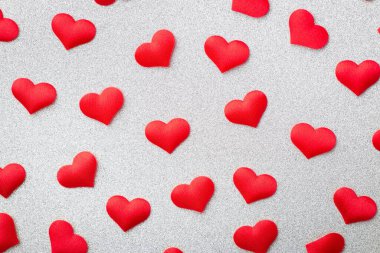 Beyaz arka planda birçok kırmızı dekoratif kalbin üst görüntüsü ve kapatılması. Aşk kavramı, duygular, romantik.