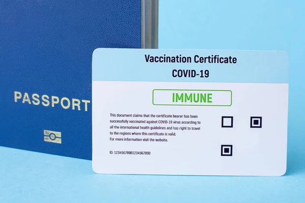 Aşı sertifikası ve mavi arka planda pasaport. Covid-19 aşısı