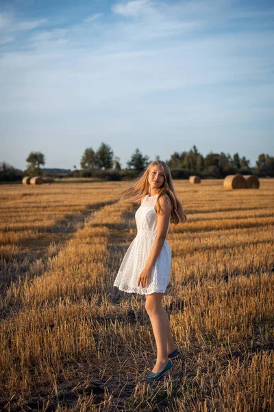 Photo Blond Girl Wearing White Dress Walking Field Harvested Rye — Stock Photo, Image