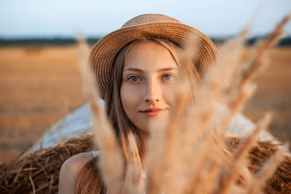 Portrait Girl Straw Hat Holding Bouquet Dried Field Flowers Beautiful — Fotografia de Stock