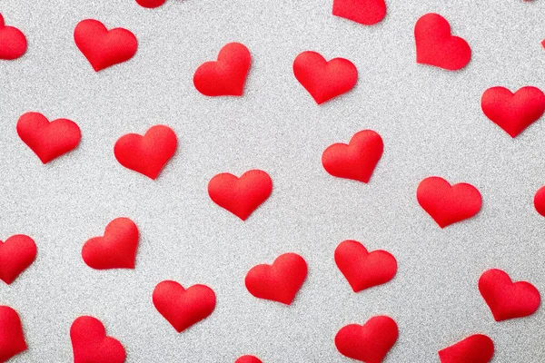 Beyaz arka planda birçok kırmızı dekoratif kalbin üst görüntüsü ve kapatılması. Aşk kavramı, duygular, romantik.