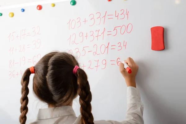 Uczennica Licząca Równania Matematyczne Tablicy Uczeń Szkoły Średniej Jest Dobry — Zdjęcie stockowe