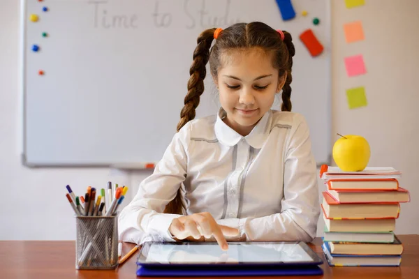 Egy Kis Mosolygós Lány Dolgozik Táblagépen Osztályteremben Modern Technológiák Oktatásban — Stock Fotó