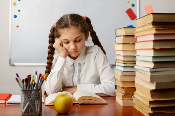Unatkozó Fáradt Lány Könyvet Olvas Osztályteremben Nehéz Unalmas Oktatási Koncepció — Stock Fotó