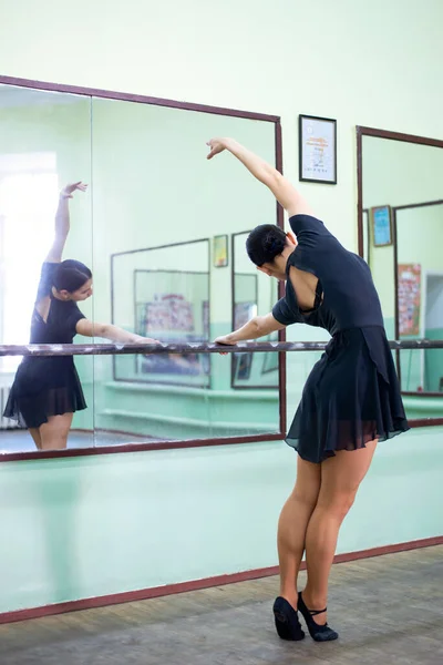 Młoda Elegancka Kobieta Ćwicząca Balet Studio Balerina Robi Ćwiczenia Lustrze — Zdjęcie stockowe