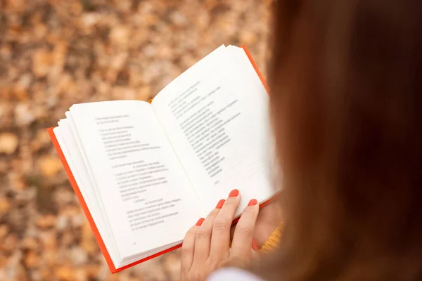 Жінка Читає Вірші Осінньому Парку Вид Ззаду Відкритої Книги Червоною — стокове фото