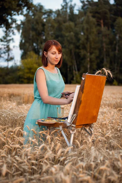 Portrait Young Girl Painting Outdoors Field Ripe Rye Beautiful Female — Fotografia de Stock