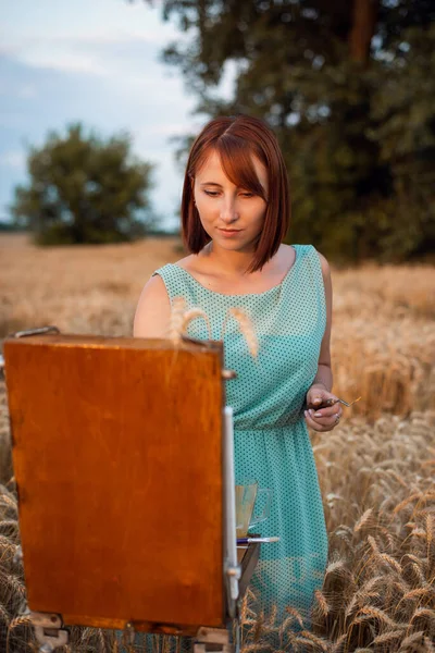 Portrait Young Beautiful Girl Painting Picture Field Ripe Wheat Last — Fotografia de Stock