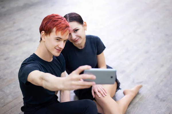 Pair Dancers Taking Selfie Mobile Phone Training Male Female Dancers —  Fotos de Stock