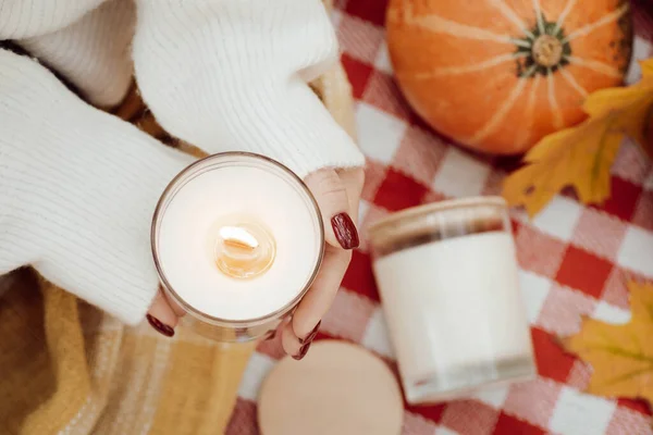 Top Photo Girl Aroma Candle Her Hands Having Picnic Beautiful — Foto Stock