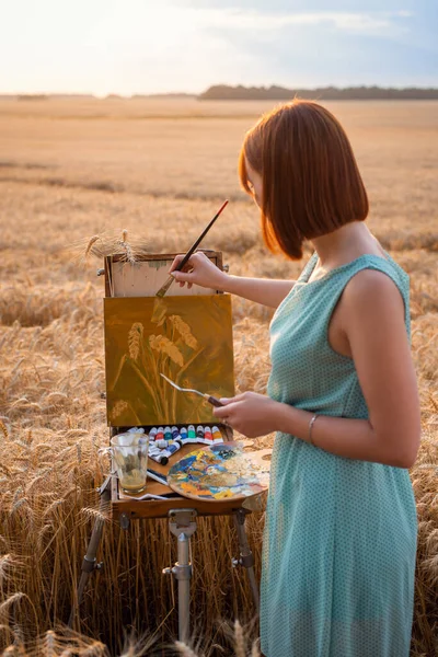 Back View Girl Painter Red Hair Drawing Wheat Field Late — Stock Photo, Image