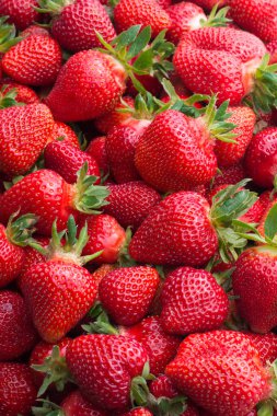 Taze olgun çilekler.
