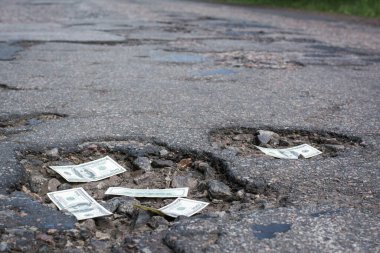 Dolarlar yoldaki çukurlarda.