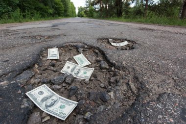 Dolarlar yoldaki çukurlarda.