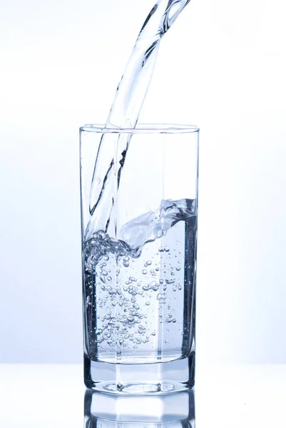 Gießen Von Transparentem Wasser Glas Mit Blasen — Stockfoto