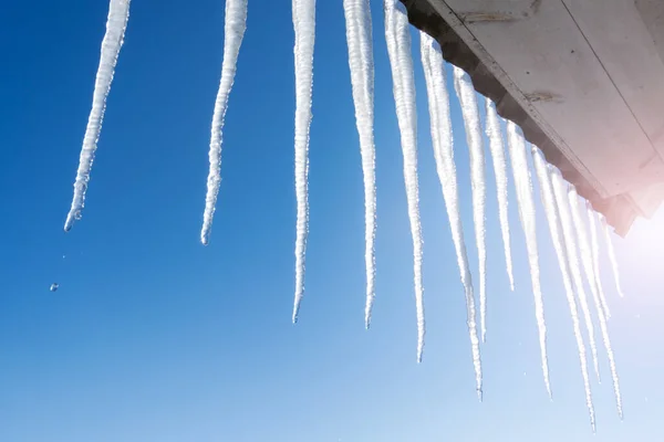 Buz Sarkıtları Binanın Çatısından Asmak — Stok fotoğraf