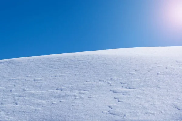 Mavi Gökyüzüne Karşı Bir Yığın Kar — Stok fotoğraf