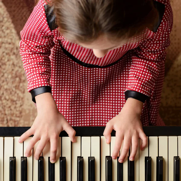 Mała Wesoła Dziewczyna Siedzi Przy Fortepianie Wykonuje Muzykę Klasyczną Domu — Zdjęcie stockowe