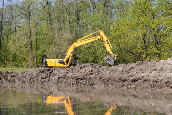 Excavadora Trabajando Cerca Gran Agujero Filmado Con Agua Campo —  Fotos de Stock