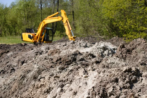 Stor Hög Med Jord Med Fungerande Grävmaskin Bakgrunden Vid Byggandet — Stockfoto