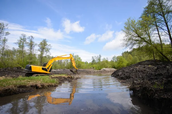 乡间湖边的挖掘机 清理河流 使河流更加深 — 图库照片