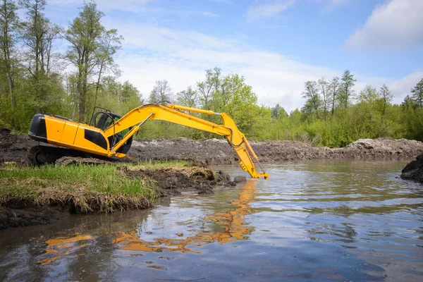 Великий Екскаватор Ставить Лопату Під Воду Щоб Викопати Річковий Канал — стокове фото