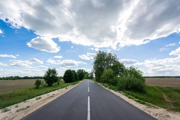 Nuevo Camino Asfalto Construido Verano Hermoso Paisaje Carretera Árboles Hermoso — Foto de Stock