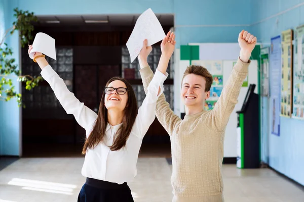 Dois Amigos Felizes Felizes Depois Pesquisar Seus Exames Verificados Levantando — Fotografia de Stock