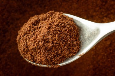 Kahve arkaplanına biraz kahve ile kaşık.