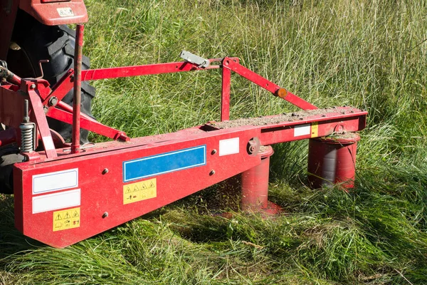 Traktor Med Röd Rotor Gräsklippare Gräsklippare Fält — Stockfoto