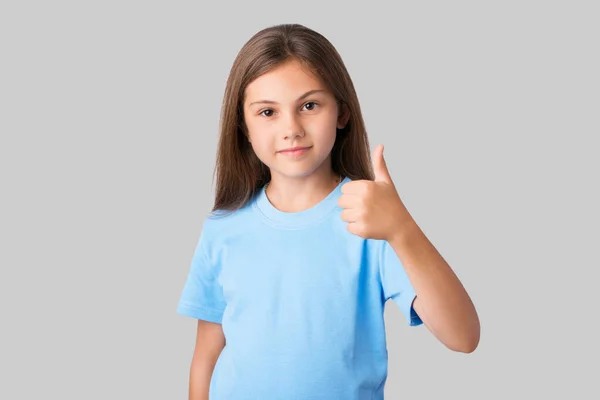 Chica Joven Camiseta Azul Con Pelo Largo Natural Que Muestra —  Fotos de Stock