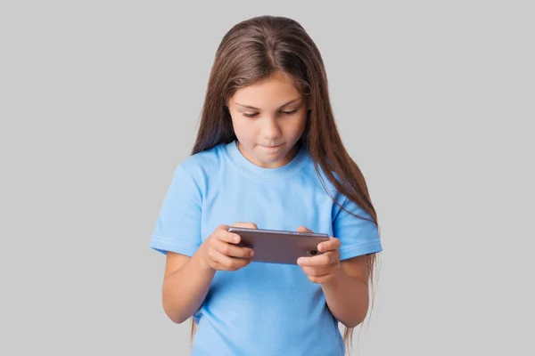 Pequeña Chica Preocupada Jugando Juegos Teléfono Inteligente Chica Escuela Joven —  Fotos de Stock