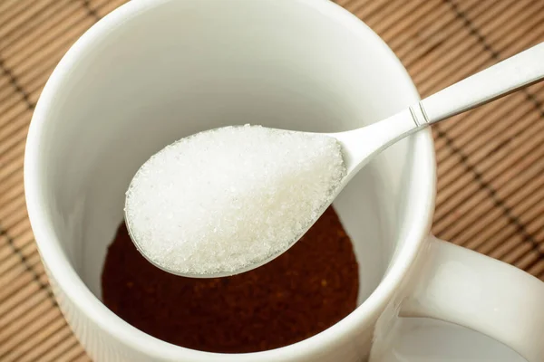Despeje Pouco Açúcar Xícara Com Café Adicionando Açúcar Café Fazendo — Fotografia de Stock