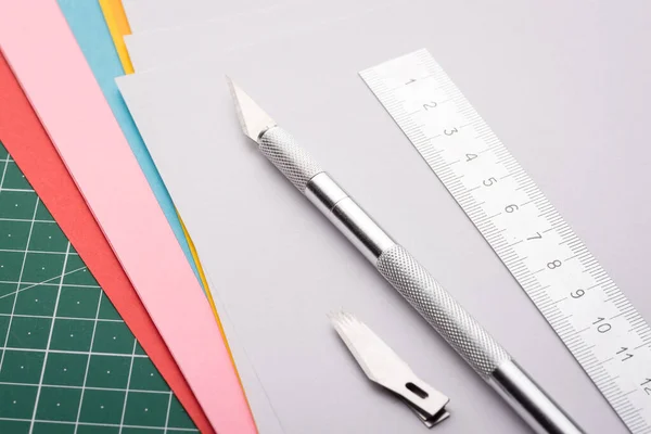 Professionele Scalpel Liniaal Set Scherpe Messen Papier Van Verschillende Kleur — Stockfoto